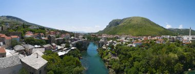 Bosna, 5/07/2018: manzarası ve Stari Most (Köprüsü), 16. yüzyıl Osmanlı köprüsü Mostar Şehir sembolü 9 Kasım 1993 tarihinde Hırvat askeri kuvvetleri tarafından Hırvat-Boşnak savaş sırasında yok.