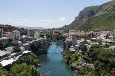 Bosna, 5/07/2018: manzarası ve Stari Most (Köprüsü), 16. yüzyıl Osmanlı köprüsü Mostar Şehir sembolü 9 Kasım 1993 tarihinde Hırvat askeri kuvvetleri tarafından Hırvat-Boşnak savaş sırasında yok.