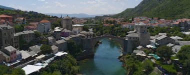 Bosna, 5/07/2018: manzarası ve Stari Most (Köprüsü), 16. yüzyıl Osmanlı köprüsü Mostar Şehir sembolü 9 Kasım 1993 tarihinde Hırvat askeri kuvvetleri tarafından Hırvat-Boşnak savaş sırasında yok.