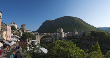 Mostar, 5/07/2018: Stari Most (Köprüsü), 16. yüzyıl Osmanlı köprüsü, eski ın Bazaarı Kujundziluk Müslüman çeyrek görülen Hırvat-Boşnak savaşta Hırvat askeri kuvvetleri tarafından 1993 yılında yok