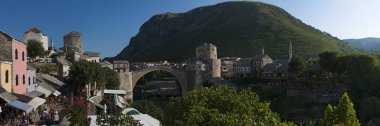 Mostar, 5/07/2018: Stari Most (Köprüsü), 16. yüzyıl Osmanlı köprüsü, eski ın Bazaarı Kujundziluk Müslüman çeyrek görülen Hırvat-Boşnak savaşta Hırvat askeri kuvvetleri tarafından 1993 yılında yok