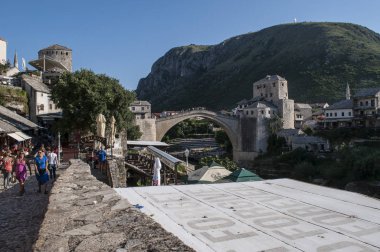Mostar, 5/07/2018: Stari Most (Köprüsü), 16. yüzyıl Osmanlı köprüsü, eski ın Bazaarı Kujundziluk Müslüman çeyrek görülen Hırvat-Boşnak savaşta Hırvat askeri kuvvetleri tarafından 1993 yılında yok