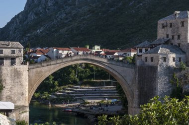 Mostar, 5/07/2018: Stari Most (Köprüsü), 16. yüzyıl Osmanlı köprüsü, eski ın Bazaarı Kujundziluk Müslüman çeyrek görülen Hırvat-Boşnak savaşta Hırvat askeri kuvvetleri tarafından 1993 yılında yok