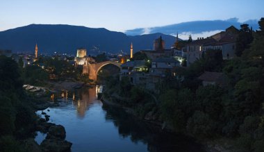 Bosna, 5/07/2018: gece manzarası Stari Most (Köprüsü), 16. yüzyıl Osmanlı köprüsü, Mostar Şehir sembolü, Hırvat-Boşnak savaş sırasında Hırvat askeri kuvvetleri tarafından 1993 yılında yok