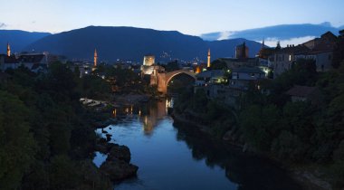 Bosna, 5/07/2018: gece manzarası Stari Most (Köprüsü), 16. yüzyıl Osmanlı köprüsü, Mostar Şehir sembolü, Hırvat-Boşnak savaş sırasında Hırvat askeri kuvvetleri tarafından 1993 yılında yok