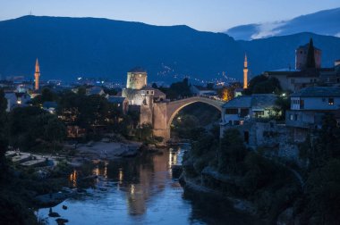 Bosna, 5/07/2018: gece manzarası Stari Most (Köprüsü), 16. yüzyıl Osmanlı köprüsü, Mostar Şehir sembolü, Hırvat-Boşnak savaş sırasında Hırvat askeri kuvvetleri tarafından 1993 yılında yok