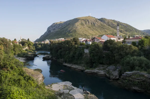 ボスニア ヘルツェゴビナ 2018 ネレトバ川とモスタルのスタリ モスト 都市のスカイラインは Bunur から見た橋 都市の現代部分の先頭で歩道橋 — ストック写真