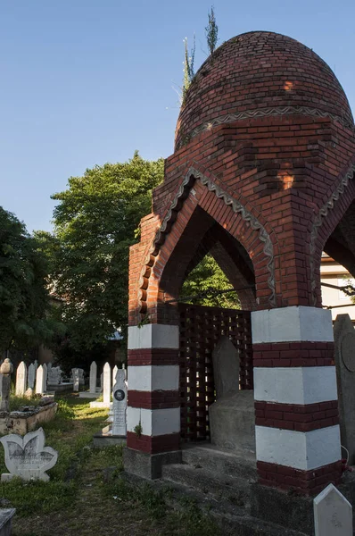 波斯尼亚 2018 Karadjoz 清真寺附近的墓地 在莫斯塔尔最大的清真寺 最受欢迎的旅游胜地之一 在1554年建造的奥斯曼建筑的例子 — 图库照片