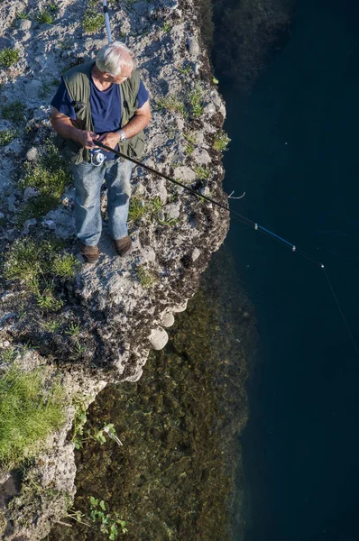 Bosna, 5/07/2018: bir rock balıkçılık Neretva Nehri Mostar, kim Ortaçağ Times Stari Most korunan köprü bekçileri sonra (mostari) adlı şehir yeşil sularda olta ile balıkçı havadan görünümü