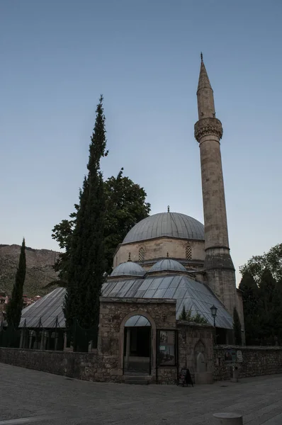 Bosna, 5/07/2018: Karadjoz Bey Camii, Mostar, en popüler turistik yerlerinden biri, Osmanlı mimari 1554 Türk tarafından örneği en büyük cami mimar Mimar Sinan