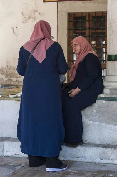 Bosnien 2018 Muslimska Kvinnor Väntar Bönen Koski Mehmet Pasha Moskén — Stockfoto