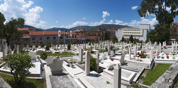 Bosnien 2018 Märtyrerfriedhof Umgeben Von Gebäuden Die Konflikt Der 1990Er — Stockfoto