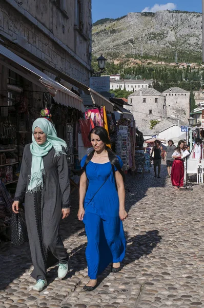 Bósnia Europa 2018 Mulheres Caminhando Nos Becos Mostar Nas Proximidades — Fotografia de Stock