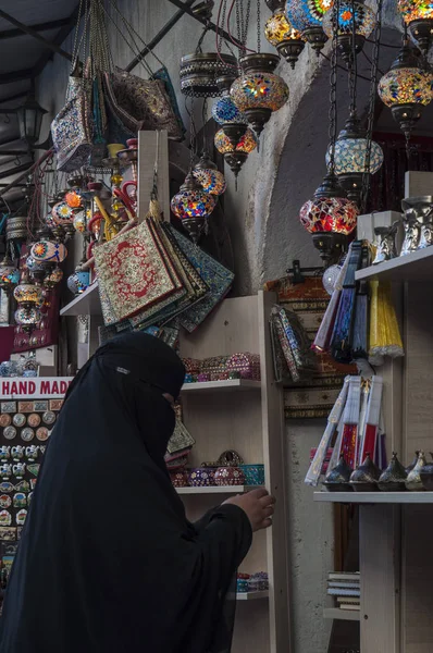 Bósnia Europa 2018 Uma Mulher Muçulmana Velada Vai Compras Uma — Fotografia de Stock