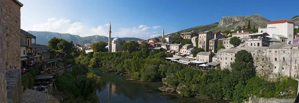 Bosna, 5/07/2018: Mostar, Neretva Nehri üzerinde eski şehir manzarası ile görüş saray ve binalar eski ın Bazaarı Kujundziluk, Müslüman çeyrek ve Koski Mehmed Paşa Camii