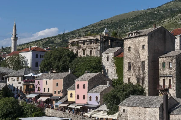 Bosna-Hersek, 5/07/2018: Mostar, Neretva Nehri üzerinde eski şehir manzarası ile görüş saray ve eski ın Bazaarı Kujundziluk, ünlü Müslüman çeyrek binaların