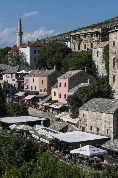 Bosna-Hersek, 5/07/2018: Mostar, Neretva Nehri üzerinde eski şehir manzarası ile görüş saray ve eski ın Bazaarı Kujundziluk, ünlü Müslüman çeyrek binaların
