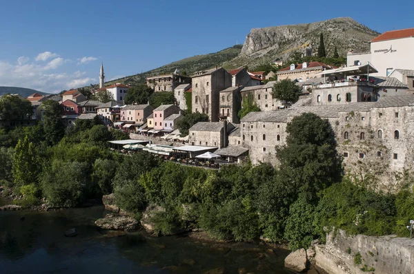 Bosna-Hersek, 5/07/2018: Mostar, Neretva Nehri üzerinde eski şehir manzarası ile görüş saray ve eski ın Bazaarı Kujundziluk, ünlü Müslüman çeyrek binaların