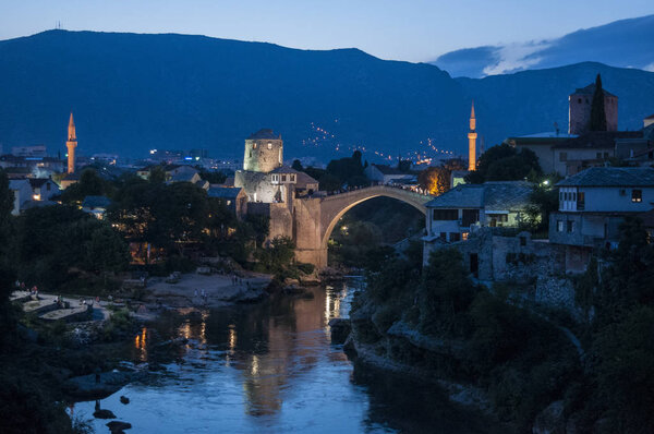 Босния, 5 / 07 / 2018: ночной горизонт Стари Мост (Старый мост), Османский мост XVI века, символ города Мостар, разрушенный в 1993 году хорватскими военными во время хорватско-боснийской войны
