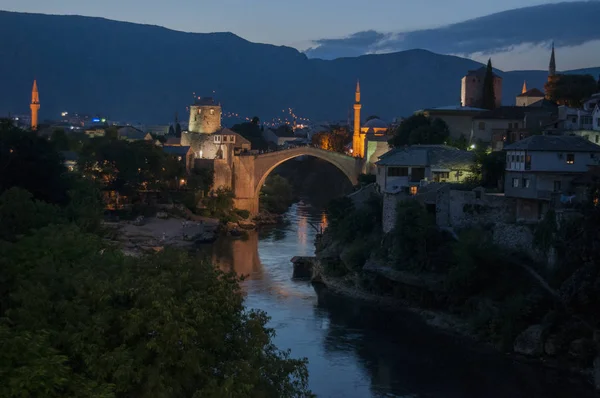 Bosna, 5/07/2018: gece manzarası Stari Most (Köprüsü), 16. yüzyıl Osmanlı köprüsü, Mostar Şehir sembolü, Hırvat-Boşnak savaş sırasında Hırvat askeri kuvvetleri tarafından 1993 yılında yok