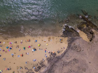 Havadan görünümü pürüzlü sahilleri ve plajları Lanzarote, İspanya, kanarya. Yollar ve toprak yollar. Ada keşfetmek için bir yol yürüme. Yıkananlara sahilde ve Atlantik Okyanusu. Papagayo
