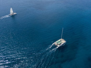 Okyanus sularını geçen bir katamaranın havadan görünüşü, Lanzarote adasının kıyıları, Kanaryalar, İspanya