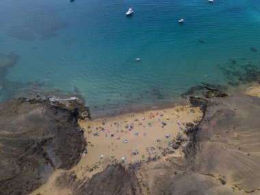 Havadan görünümü pürüzlü sahilleri ve plajları Lanzarote, İspanya, kanarya. Yollar ve toprak yollar. Ada keşfetmek için bir yol yürüme. Yıkananlara sahilde ve Atlantik Okyanusu. Papagayo