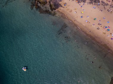 Havadan görünümü pürüzlü sahilleri ve plajları Lanzarote, İspanya, kanarya. Yollar ve toprak yollar. Ada keşfetmek için bir yol yürüme. Yıkananlara sahilde ve Atlantik Okyanusu. Papagayo