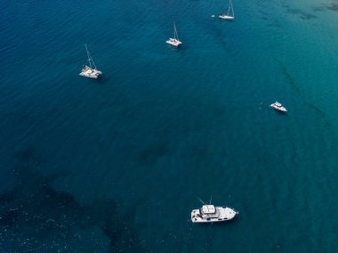 Havadan görünümü şeffaf bir denizde yüzen demirli teknelerin. Tüplü Dalış ve yaz tatili. Kanarya Sahili, Lanzarote. İspanya