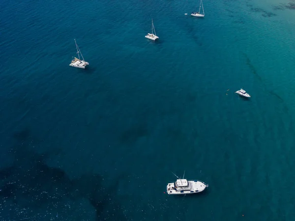 Вид Воздуха Пришвартованные Лодки Плавающие Прозрачному Морю Подводное Плавание Летние — стоковое фото