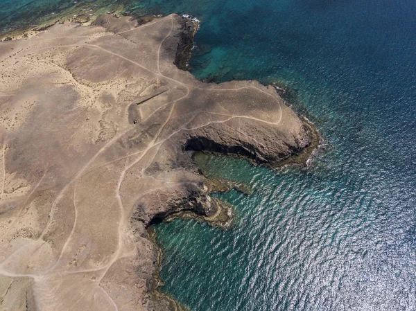 ランサローテ島 スペイン カナリアのギザギザの海岸やビーチの空中ビュー 道路や未舗装の道 島を探索するためのウォーキングルート ビーチでお風呂 大西洋 パパイヤヨ — ストック写真