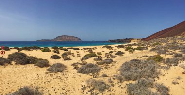 Kanarya Adaları, İspanya, 12/09/2018: Playa de Las Conchas Cennet plaj ve kırmızı dağ Montana Bermeja'La Graciosa, kuzeyinde ana adalar ada Chinijo, Lanzarote kuzeybatısında