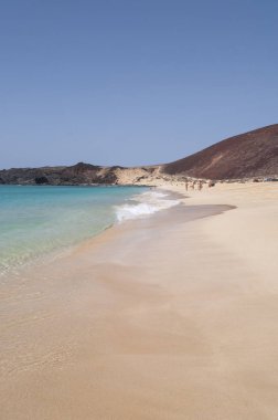 Kanarya Adaları, İspanya, 12/09/2018: Playa de Las Conchas Cennet plaj ve kırmızı dağ Montana Bermeja'La Graciosa, kuzeyinde ana adalar ada Chinijo, Lanzarote kuzeybatısında