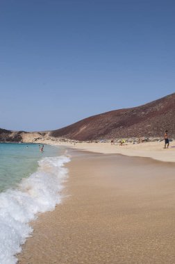 Kanarya Adaları, İspanya, 12/09/2018: Playa de Las Conchas Cennet plaj ve kırmızı dağ Montana Bermeja'La Graciosa, kuzeyinde ana adalar ada Chinijo, Lanzarote kuzeybatısında