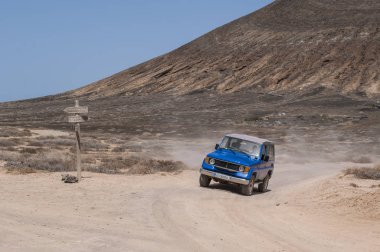 Lanzarote, Kanarya Adaları, İspanya, 12/09/2018: Montana Pedro Barba, ikiz-summitted ve ikiz krateri volkan La Graciosa, ana adalar, toprak yol üzerinde bir 4 x 4 ada Chinijo