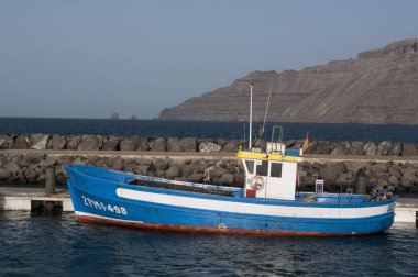 Kanarya Adaları, 12/09/2018: balıkçı teknesi Caleta de Sebo bağlantı noktası, ana köyü La Graciosa, en büyük adalar ada Chinijo, küçük Adaları Lanzarote kuzeybatısında bir grup