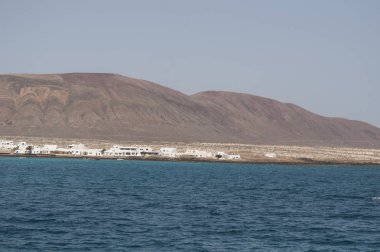 Kanarya Adaları, İspanya, 12/09/2018: Atlantik Okyanusu ve panoramik manzaralı La Graciosa, ana Adalar manzarası Chinijo, bir grup küçük Adaları bir mil kuzeybatısında Lanzarote Adası 