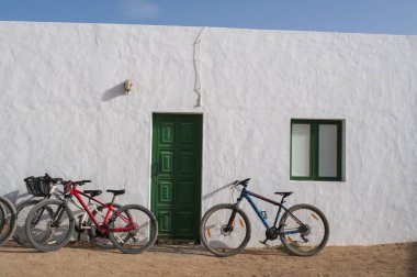Kanarya Adaları, 12/09/2018: bisiklet Caleta de Sebo, ana köyü La Graciosa, adalar beyaz bir evde duvara Chinijo, bir grup küçük Adaları Lanzarote kuzeybatısında ada