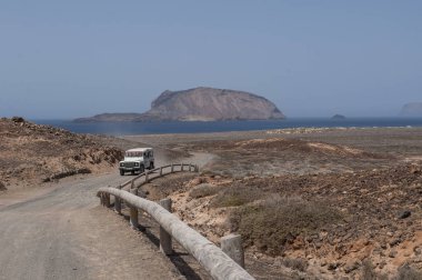 Kanarya Adaları, İspanya, 12/09/2018: Playa de Las Conchas La Graciosa, ana adalar Kuzey Plajı'na toprak yol üzerinde bir 4 x 4 Chinijo, bir mil kuzeybatısında Lanzarote Adası 