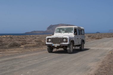 Kanarya Adaları, İspanya, 12/09/2018: Playa de Las Conchas La Graciosa, ana adalar Kuzey Plajı'na toprak yol üzerinde bir 4 x 4 Chinijo, bir mil kuzeybatısında Lanzarote Adası 