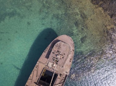 Atlantik Okyanusu bir gemi batığının hava görünümünü. Ayrıntıları yakından görmüş gemi. Yunan kargo gemisi enkazı: Telamon; çevre Arrecife-Lanzarote, Kanarya Adaları, İspanya