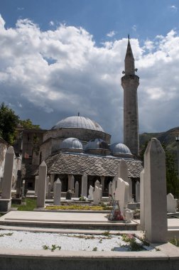 Bosna, 5/07/2018: binalarla çevrili Şehitler Mezarlığı tahrip 1990'larda çatışma Nesuh aga Vucijakovic Camii (Dzamija pod lipom, ıhlamur ağacı altında camiye yakın Mezarlığı) 