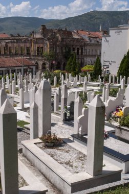 Bosna, 5/07/2018: binalarla çevrili Şehitler Mezarlığı tahrip 1990'larda çatışma Nesuh aga Vucijakovic Camii (Dzamija pod lipom, ıhlamur ağacı altında camiye yakın Mezarlığı) 