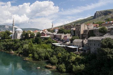 Mostar, 06/07/2018: Neretva Nehri ve eski çarşı Kujundziluk, Müslüman ve Türk Mahallesi Koski Mehmed Paşa Camii ile Stari Most (Köprüsü), Batı tarafında manzarası