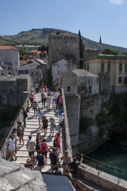 Mostar, Bosna Hersek, 06/07/2018: Stari Most görünümünü 16. yüzyıl Osmanlı köprüsü Hırvat-Bosna Savaşı, 2004'te yeniden Hırvat askeri güçleri tarafından 1993 yılında yok 