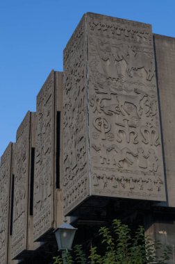 Bosna, 5/07/2018: bir saray bombalandı, Mostar, kim Ortaçağ Times Stari Most (Old Bridge korunan köprü bekçileri sonra (mostari) adlı eski şehrin sokaklarında Bosna Savaşı (1992-1995) sırasında) 