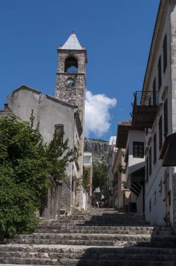 Bosna, 06/07/2018: Saat Kulesi (Sahat Kula), prolic Osmanlı döneminin önemli örnek görünümünü 1630 tarihli, bombalandı ve Bosna Savaşı sırasında (1992-1995 zarar)