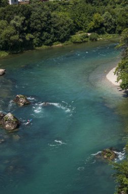 Mostar, Bosna Hersek, 06/07/2018: onun kumlu bankalarla Neretva Nehri'nin yeşil ve şeffaf sular 
