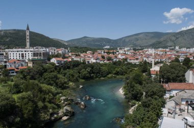 Mostar, Bosna Hersek, 06/07/2018: Neretva Nehri yeşil ve şeffaf sulardan gördün mü eski şehir manzarası