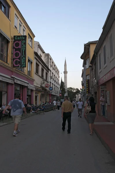 Bosna Avrupa 2018 Insanlar Mostar Arka Planda Karadjoz Bey Camii — Stok fotoğraf